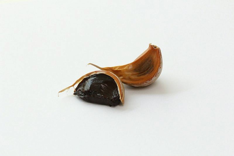 黑蒜頭外表烏黑,質地多汁Q軟。