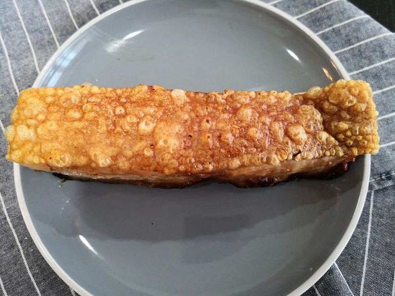 不用戳豬皮、加蘇打粉，簡單一步驟，輕鬆做出表皮超酥脆的脆皮燒肉！ | 愛料理生活誌